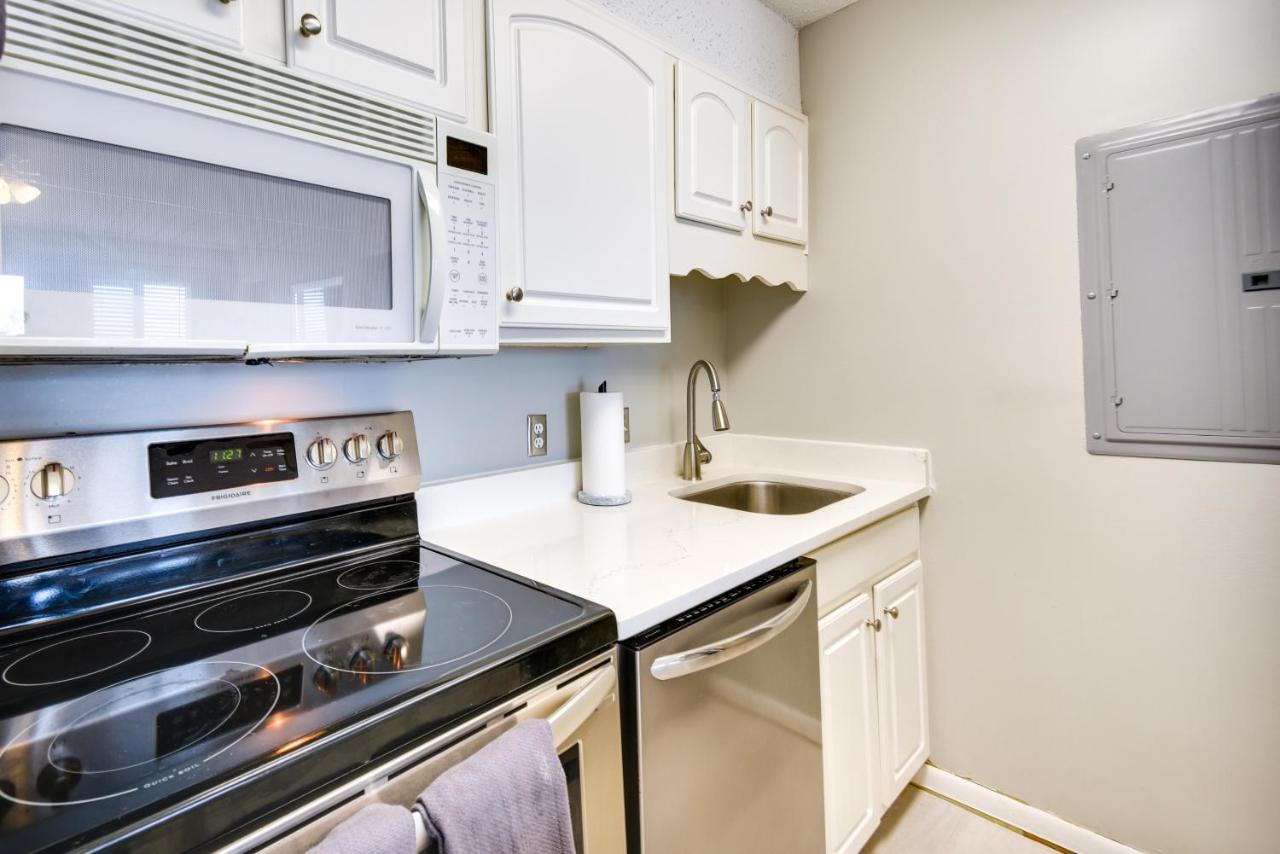 Inviting Virginia Beach Condo With Community Pool エクステリア 写真